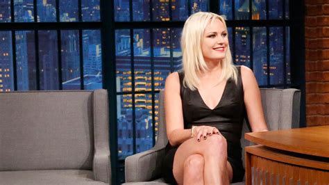 Watch Late Night with Seth Meyers Clip: Malin Akerman Posed。